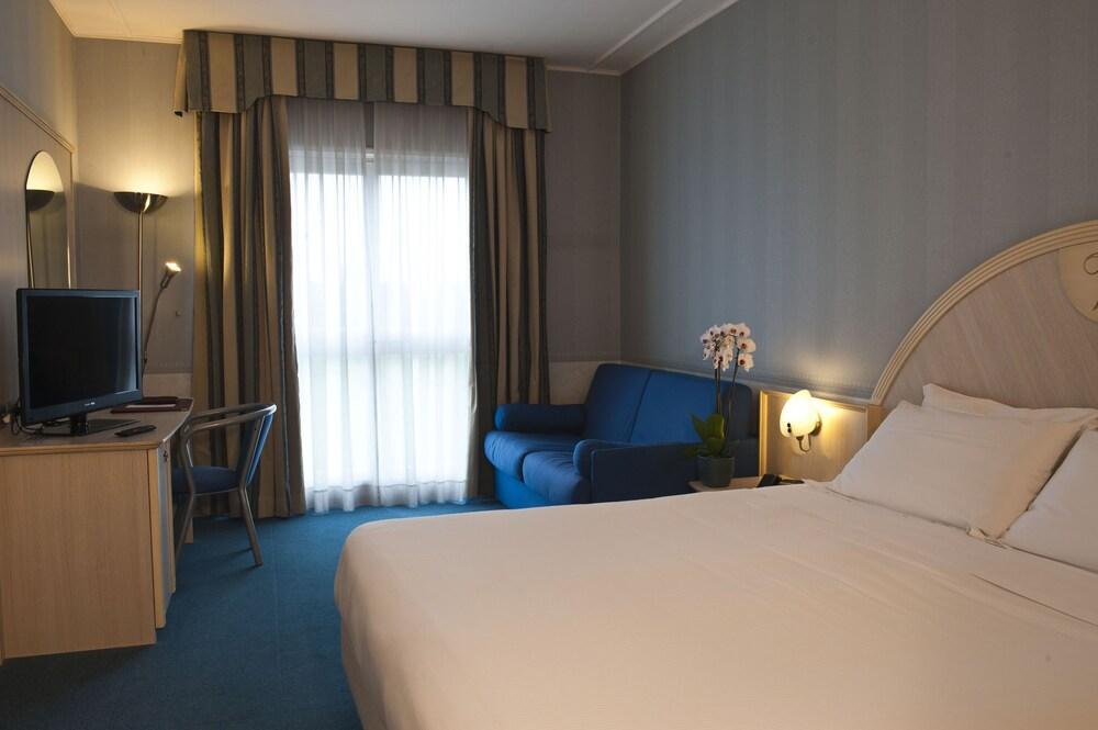 CDH Hotel Villa Ducale Parma Esterno foto