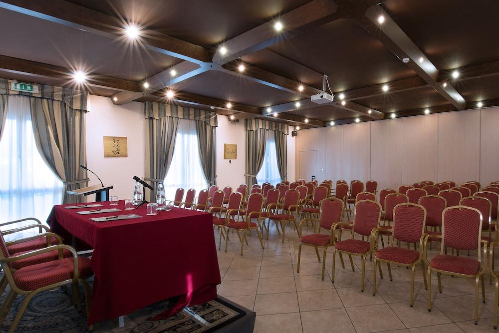 CDH Hotel Villa Ducale Parma Esterno foto