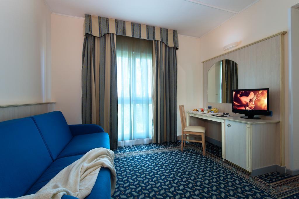 CDH Hotel Villa Ducale Parma Esterno foto